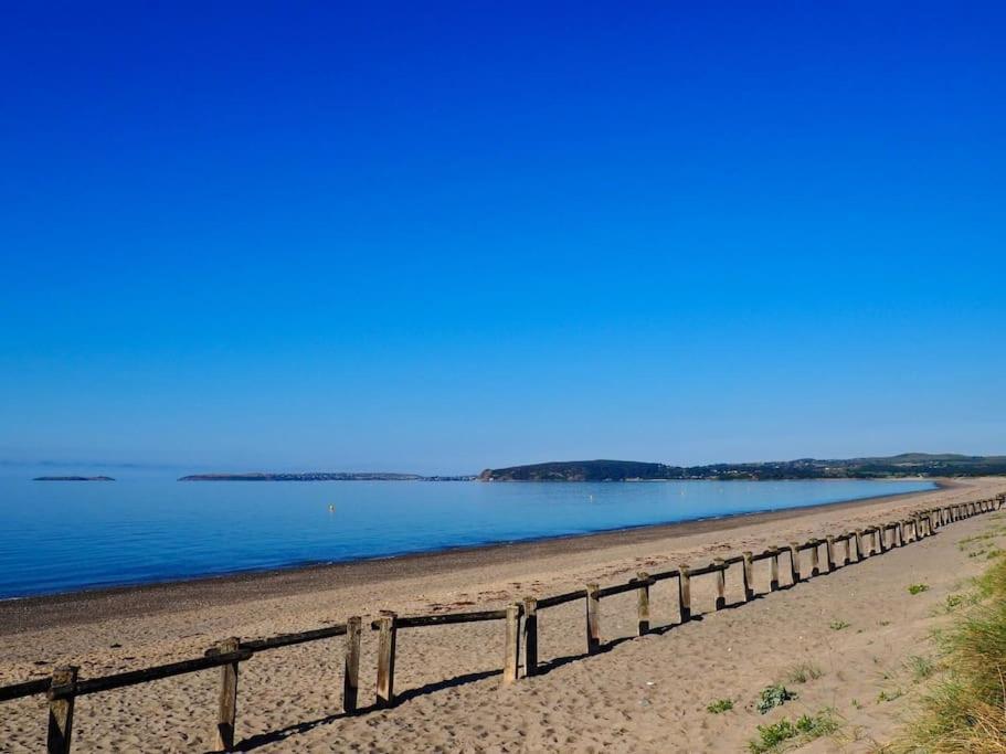 Beach Front Apartment Pwllheli Exterior photo