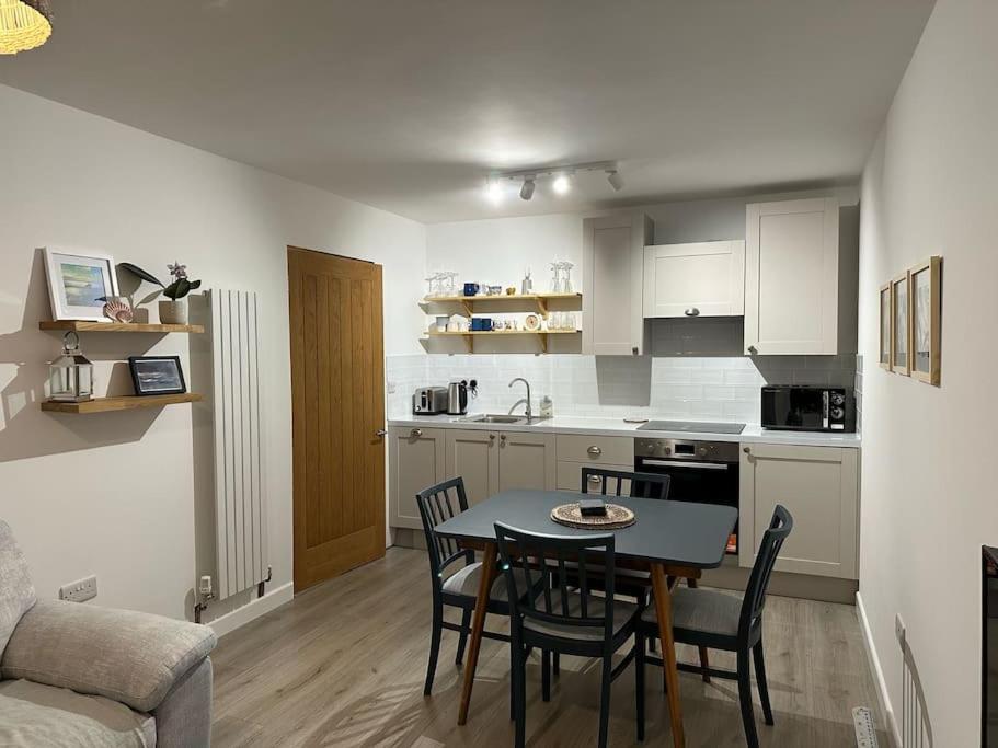 Beach Front Apartment Pwllheli Exterior photo