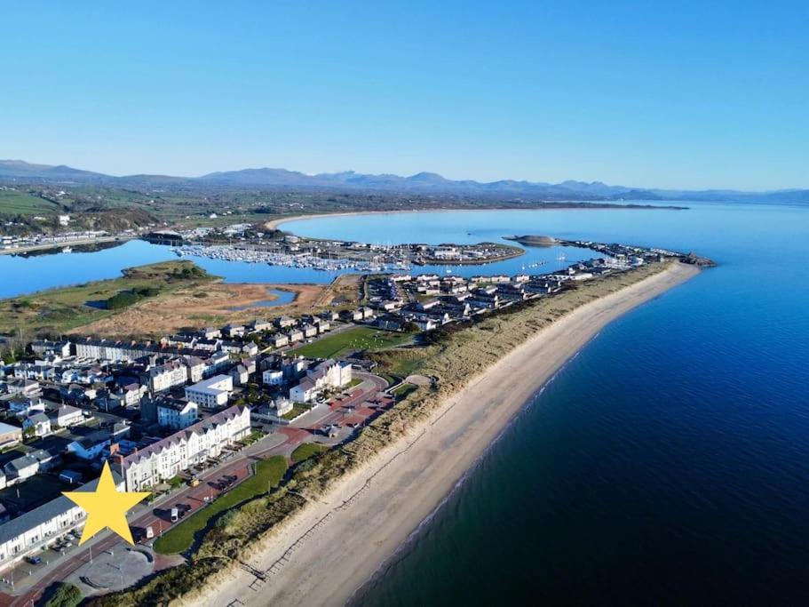 Beach Front Apartment Pwllheli Exterior photo