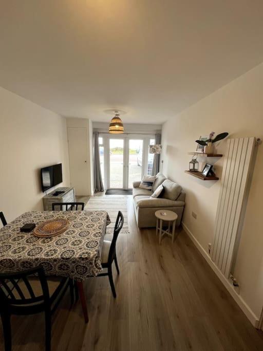 Beach Front Apartment Pwllheli Exterior photo